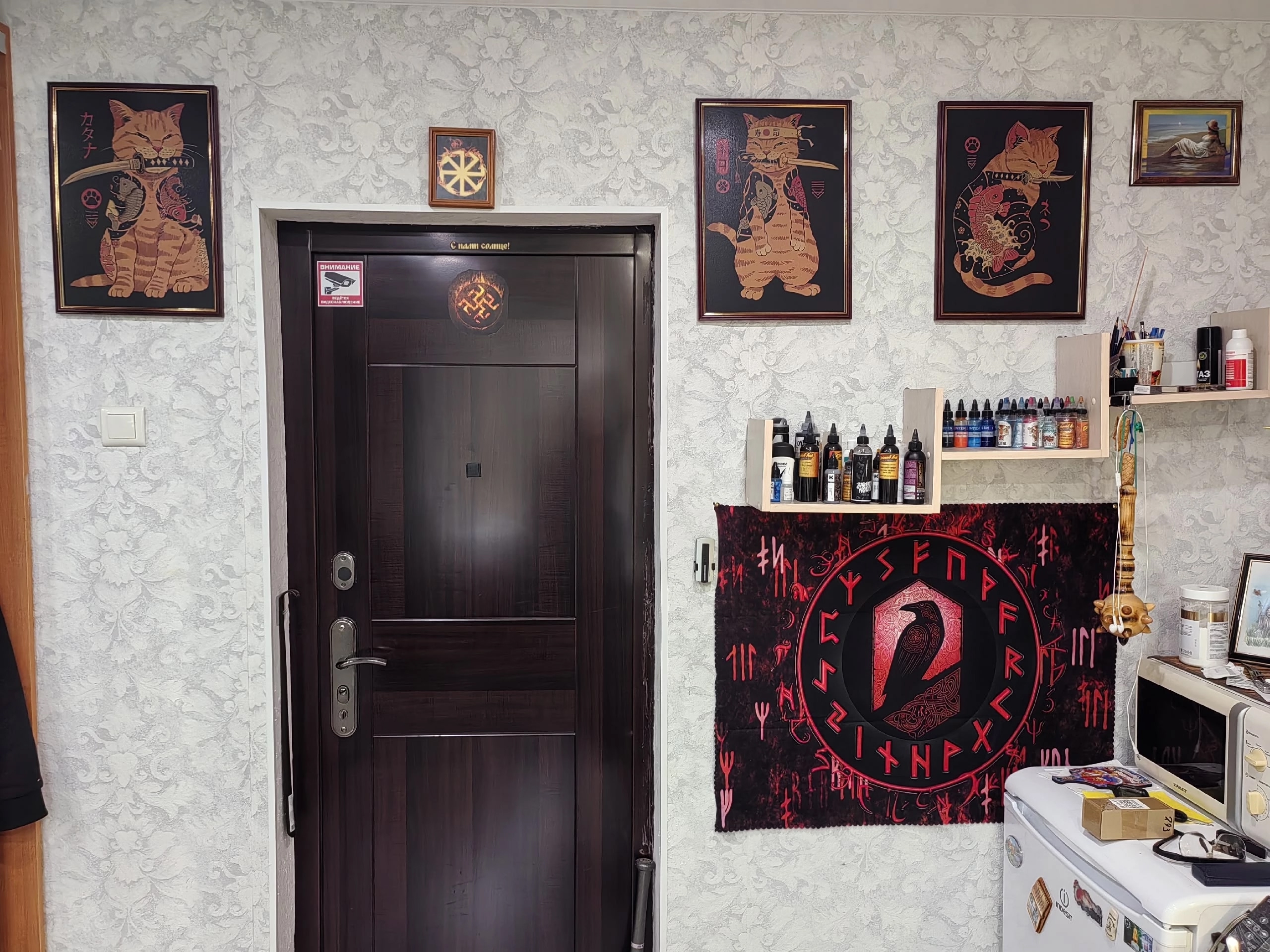 Интерьер тату-студии сТАТУс — японские постеры и краски